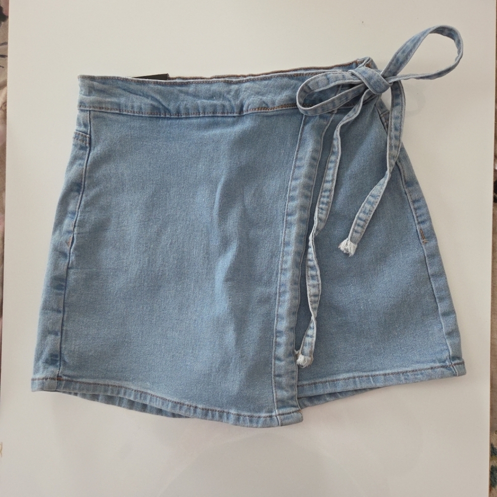 NWT BEBE Women’s 6/28 Light Wash Denim Skort Skirt Side Tie Bow